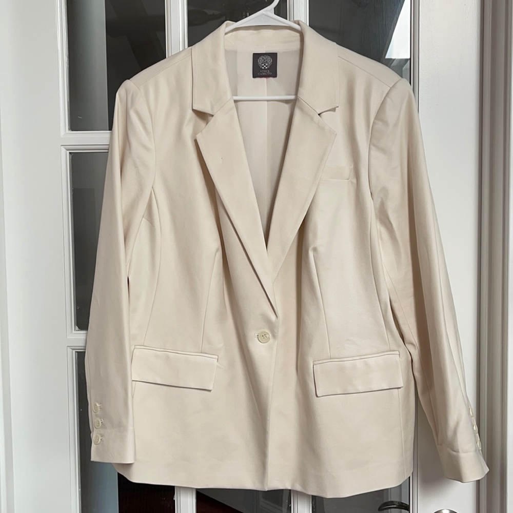 Vince Camuto 2X cream colored jacket with silk lining.